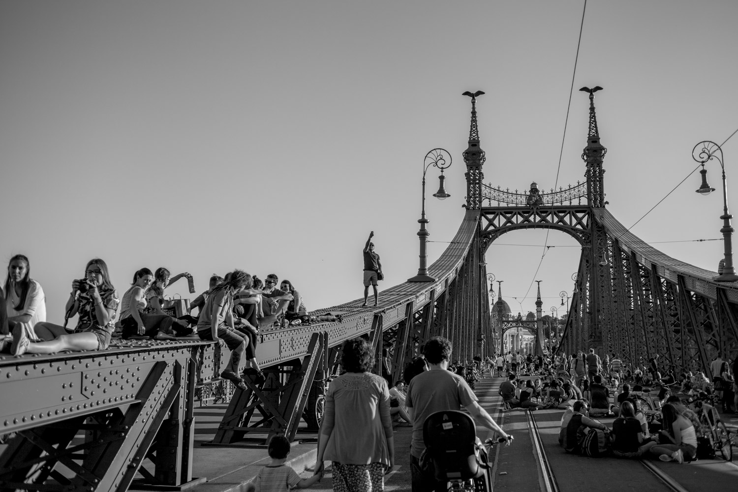 Spontán piknik a lezárt Szabadság hídon – galéria