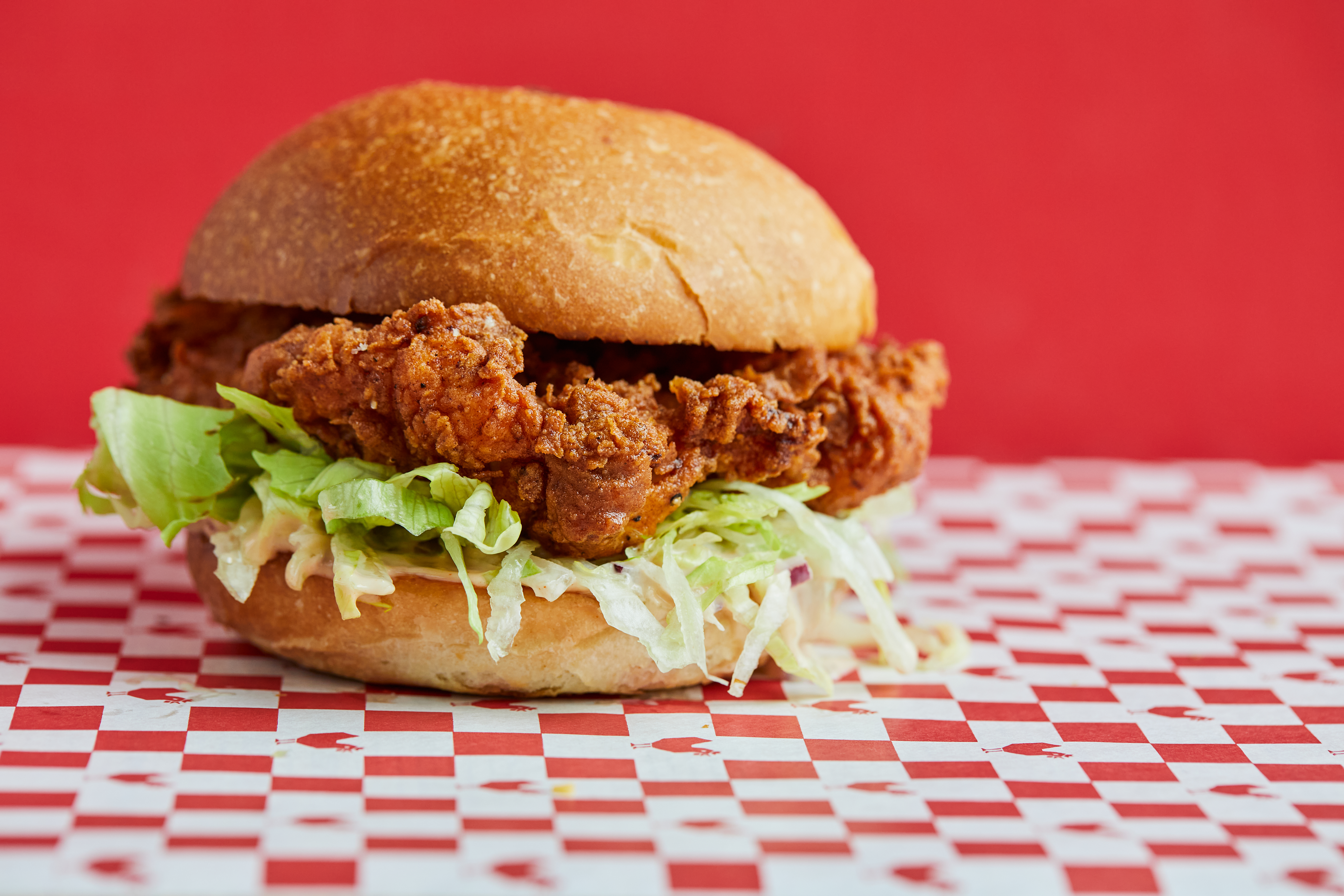 Újítás a Zingben: felkerült a tanyasi csirkéből készült burger az étlapra
