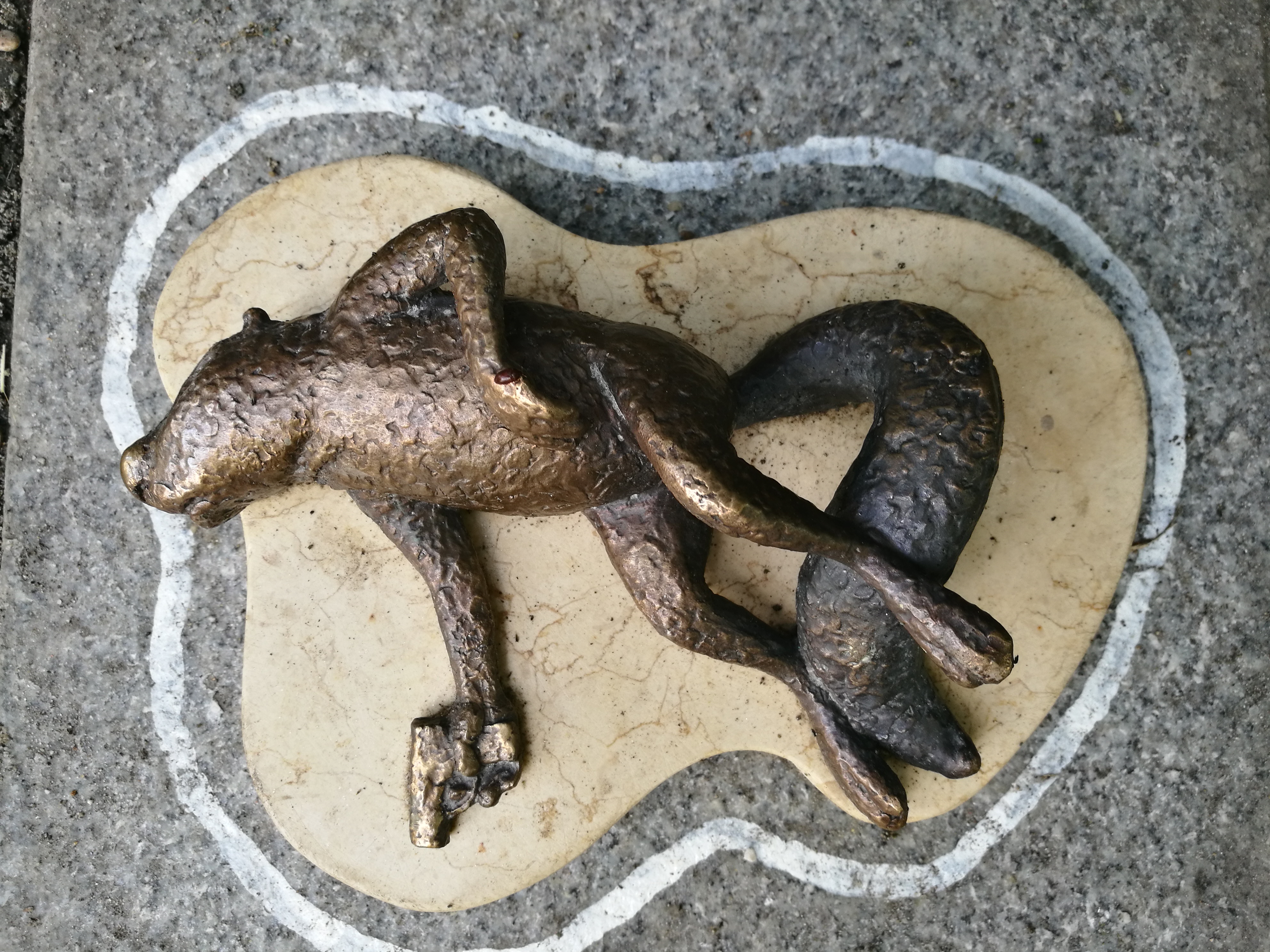 Egy rejtélyesen elhunyt mókus is felbukkant a budapesti miniszobrok között a Jászainál