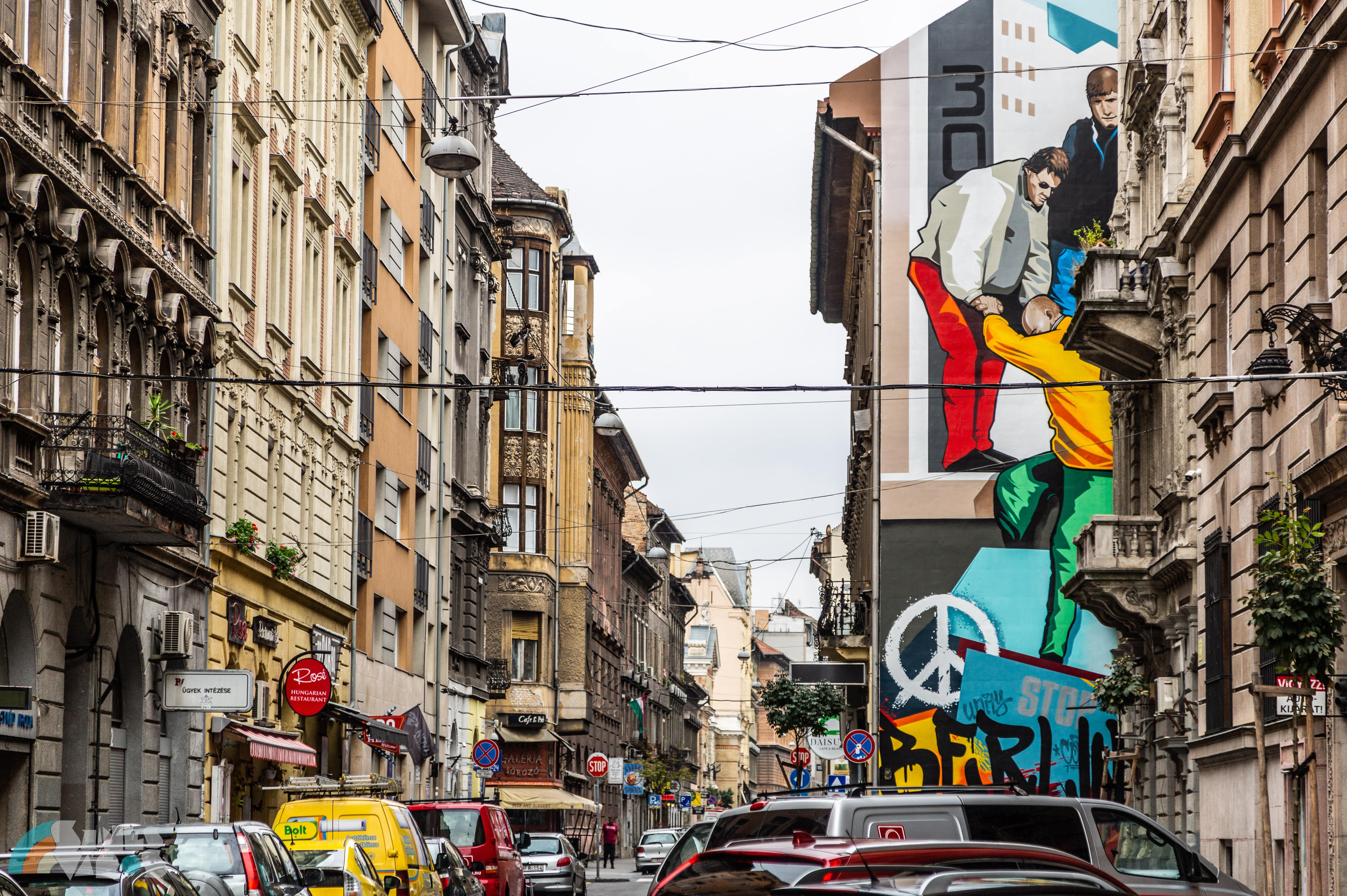 Németország újraegyesítése előtt tisztelgő, gigantikus falfestmény került egy budapesti tűzfalra