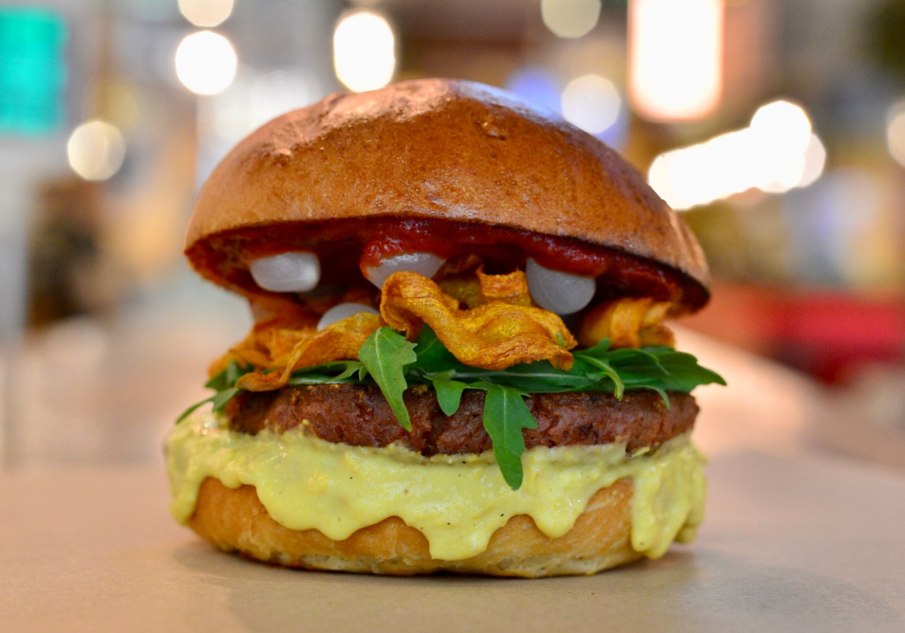 Veganizmus és hedonizmus kéz a kézben: új burgerszenzáció érkezett a Burger Marketbe