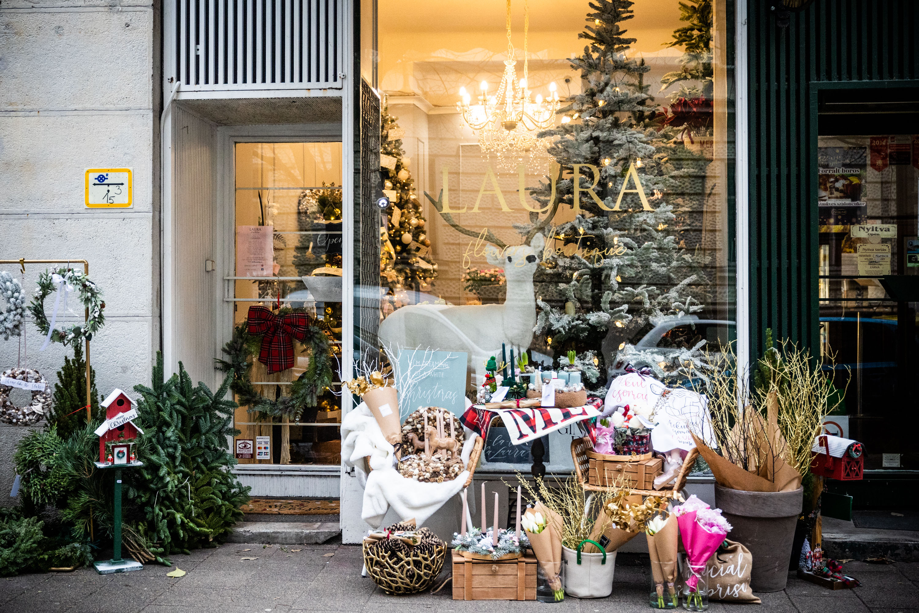 Ünnepi varázsvilág az üveg mögött – A legszebb karácsonyi kirakatok Budapesten