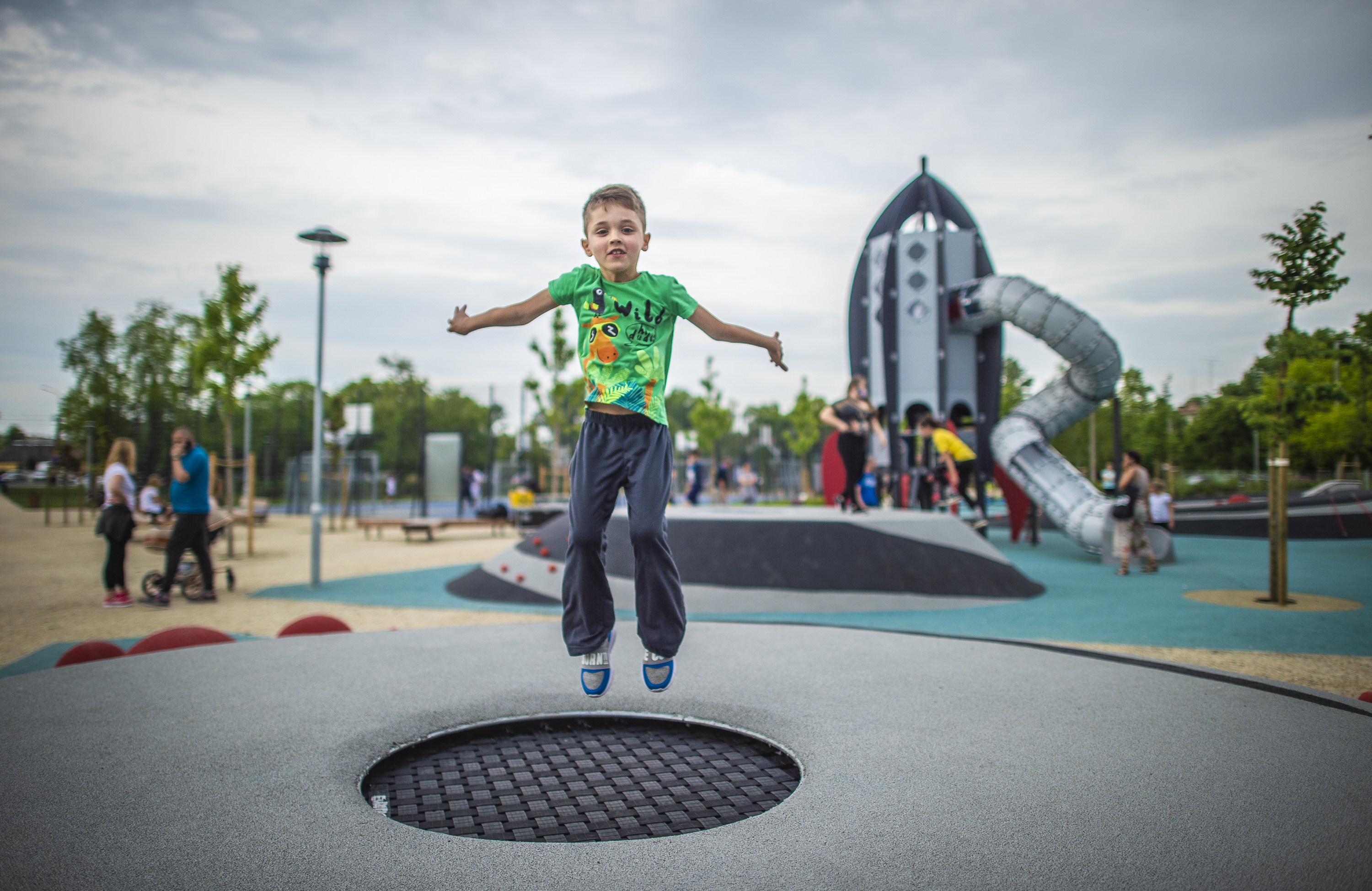 Űrhajó épült a gyerekeknek a Tejút parkban – a csepeli játszótér mellett sportpályákat is kialakítottak 
