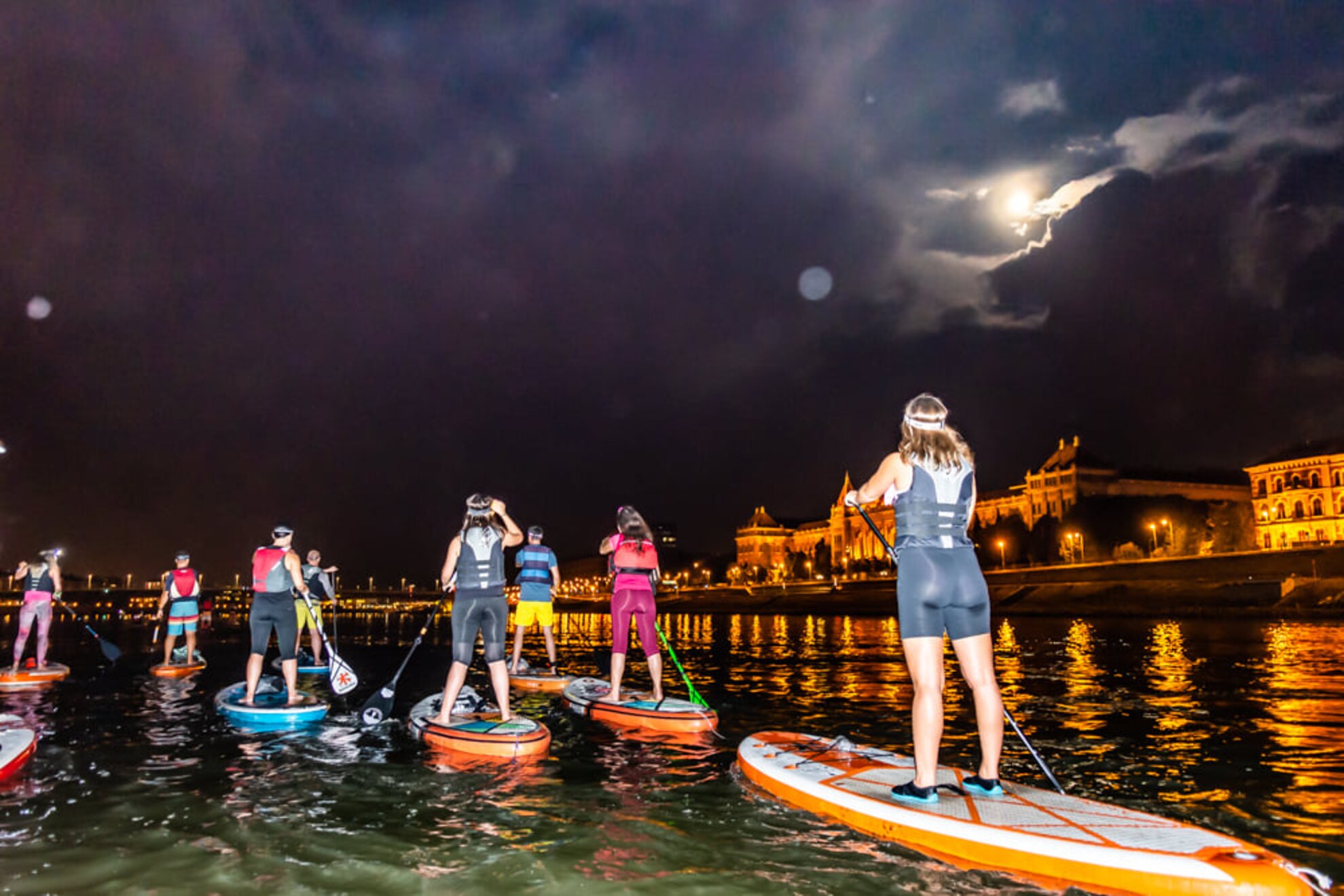 SUP Budapest – Paddle through the city at night
