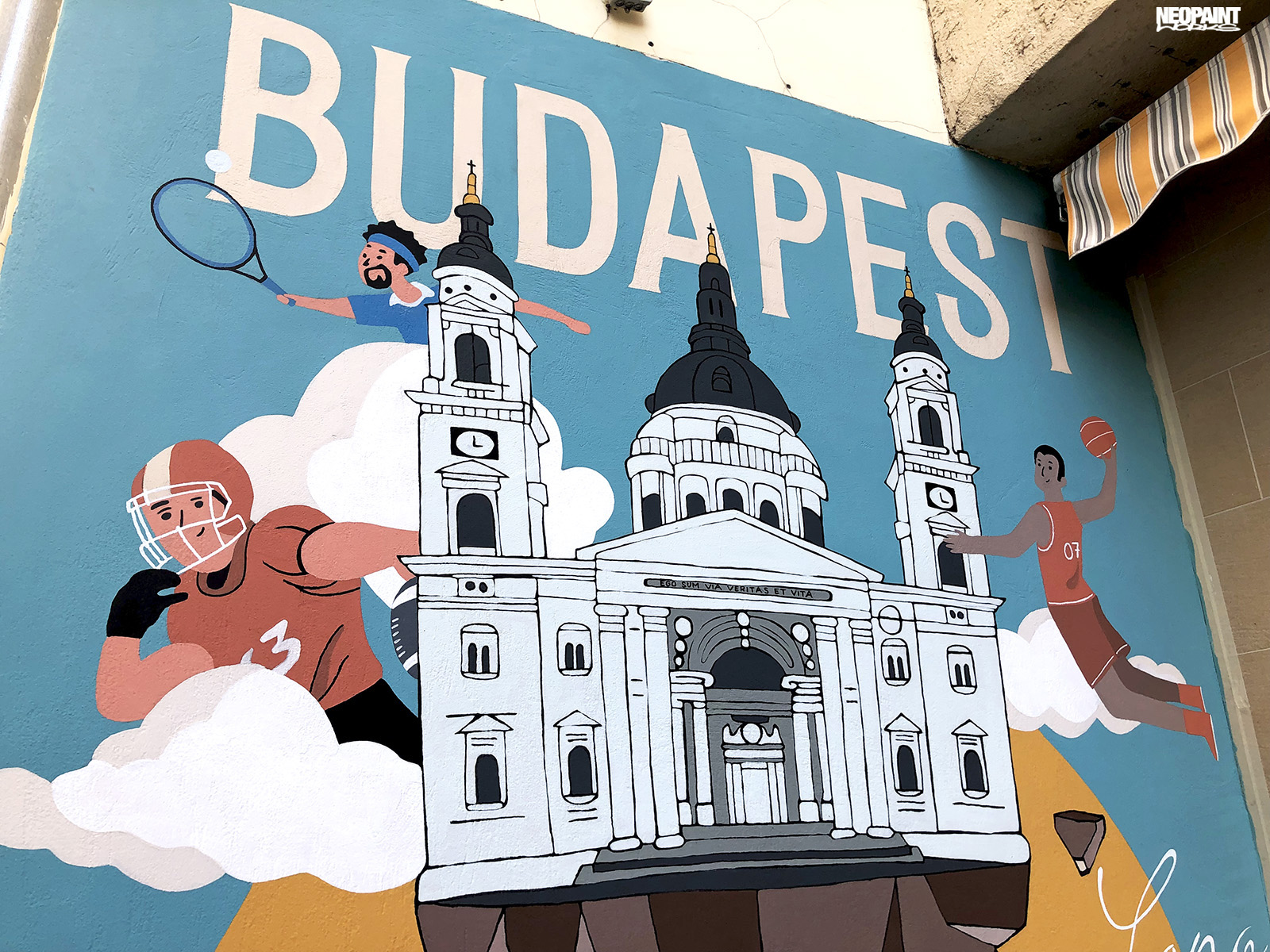 Budapest egyik jelképét ábrázoló, új színes falfestmény készült a belvárosban
