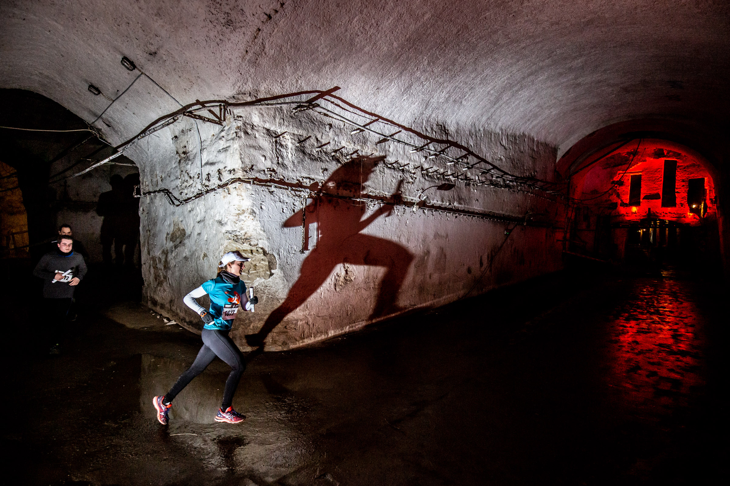 Verseny a kőbányai pincerendszer alatt: ilyen volt a föld alatti futás képeken