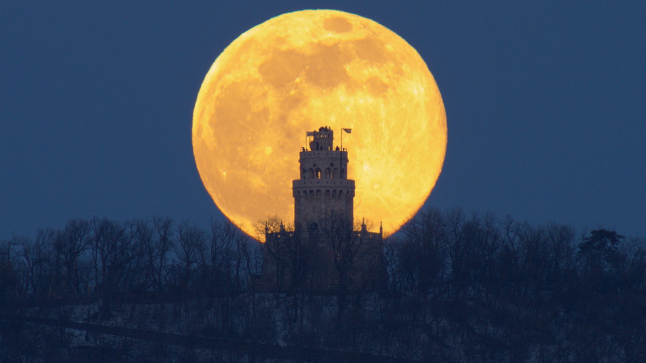 Látványos videón nézhetjük meg, ahogy az Erzsébet-kilátó felett felkel az óriás Hold