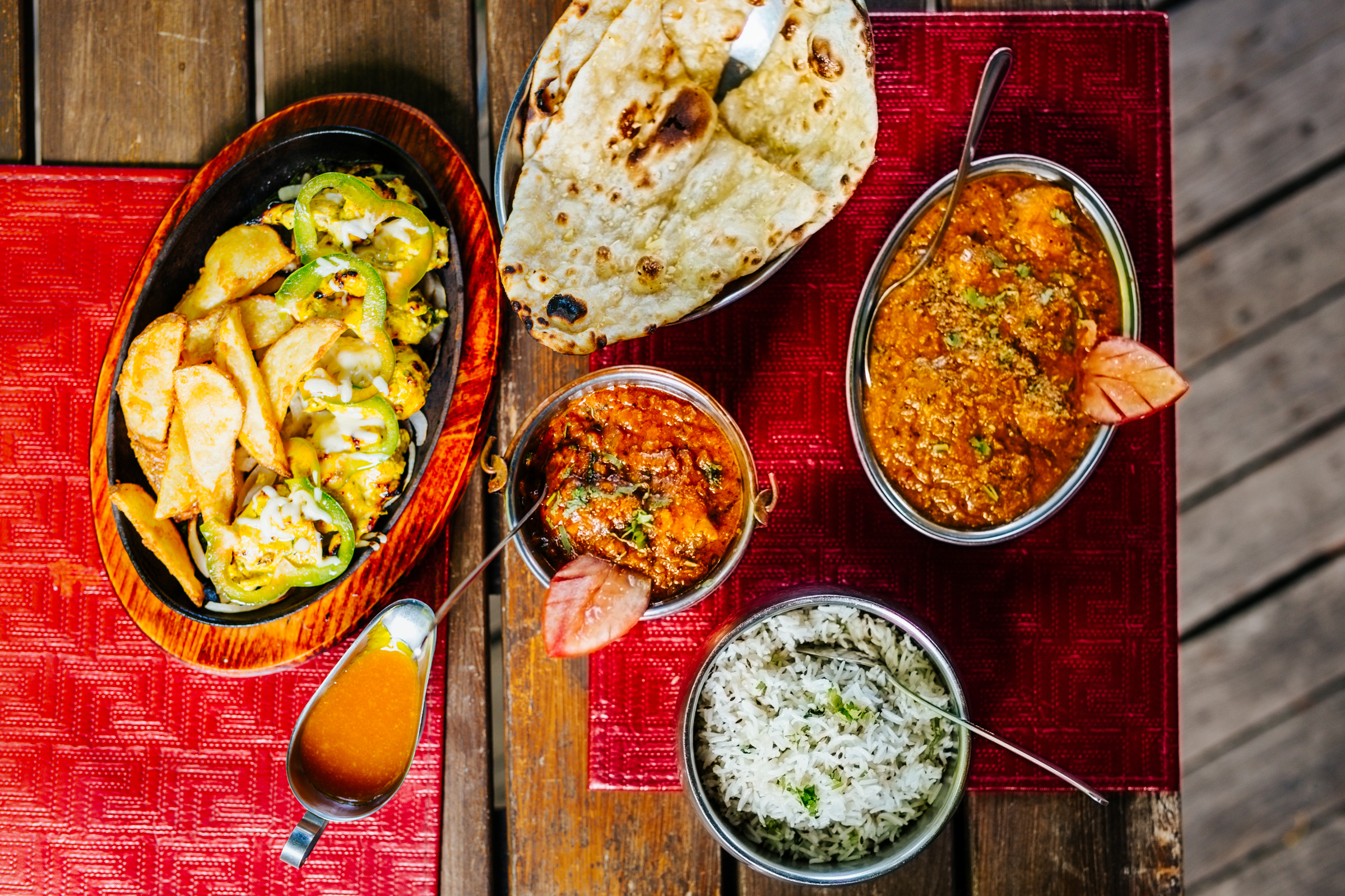 Krúdy és Bollywood találkozása – árnyas budai kerthelyiségbe költözött a város egyik legjobb indiai étterme