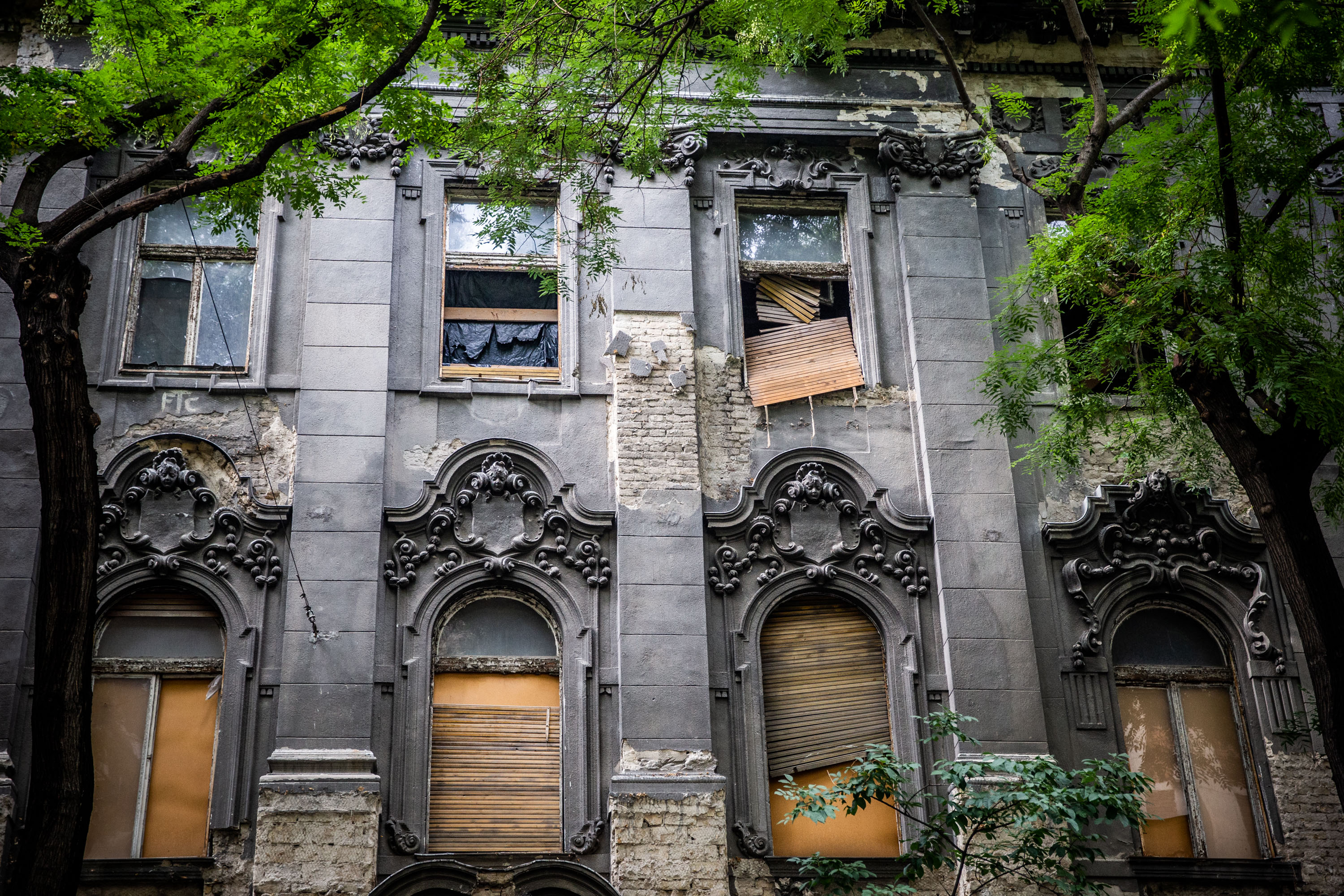 Egy szanatórium élete a neobarokk pompától a leszakadt redőnyig és a kitört ablakokig – Az elhagyatott Benczúr utca 4.