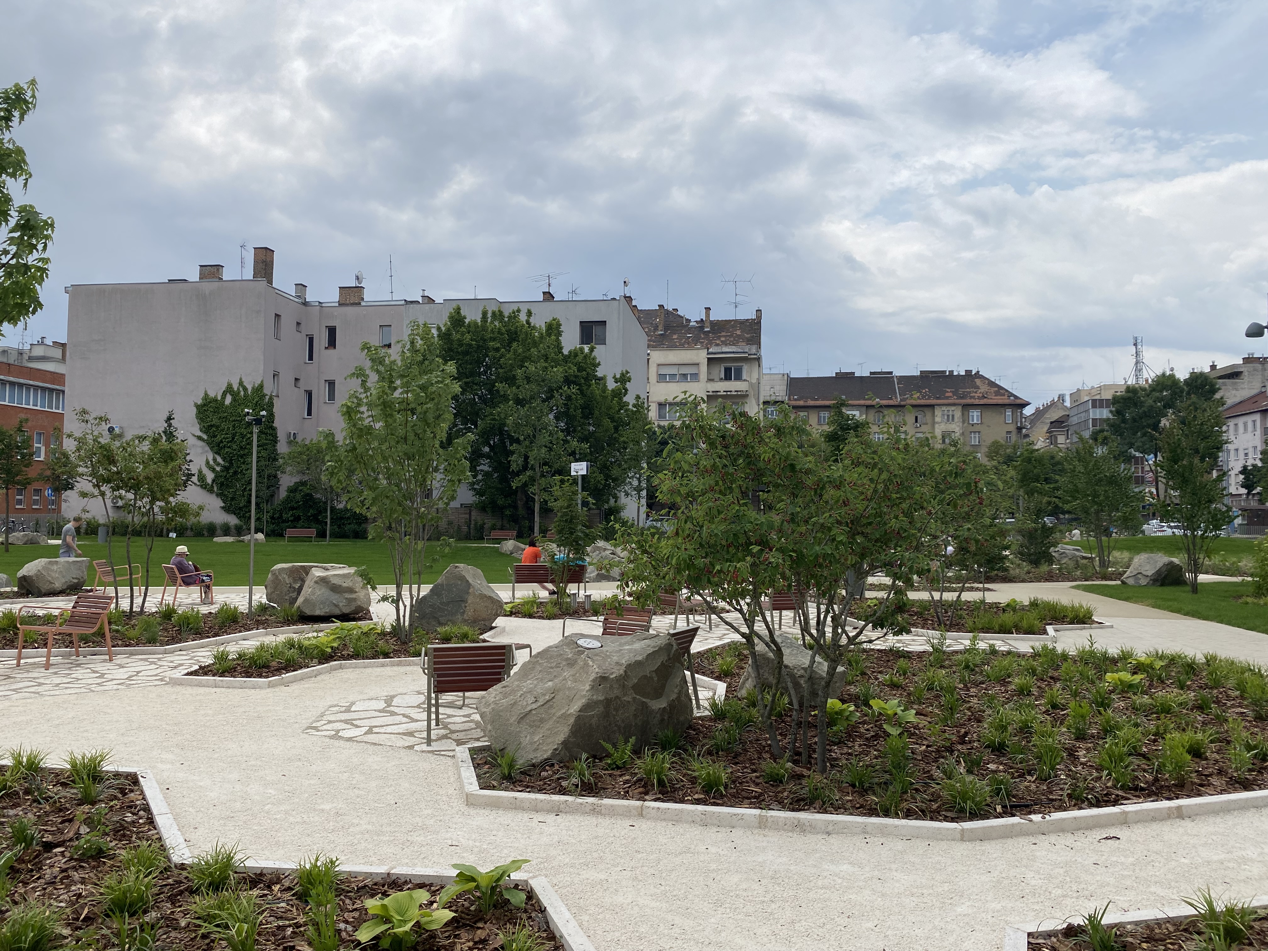 Megnyitották a XIII. kerületi Thurzó parkot, melynek 80%-át növények borítják