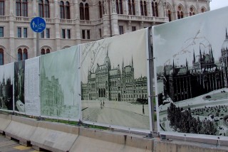Szabadtéri kiállítás a Parlament körül