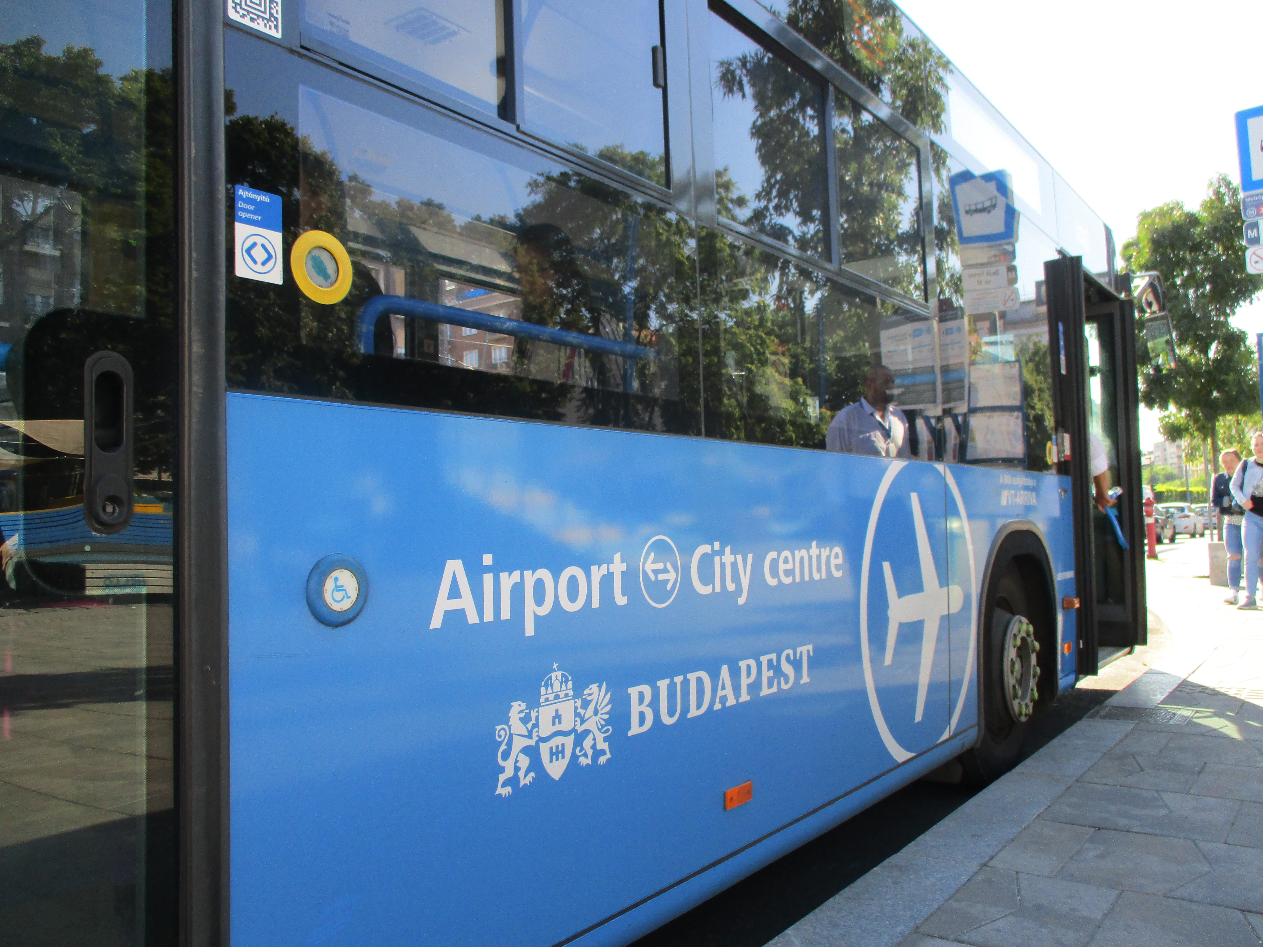 Mostantól 100E Airport Express jelzéssel szállítja az utasokat a reptéri busz
