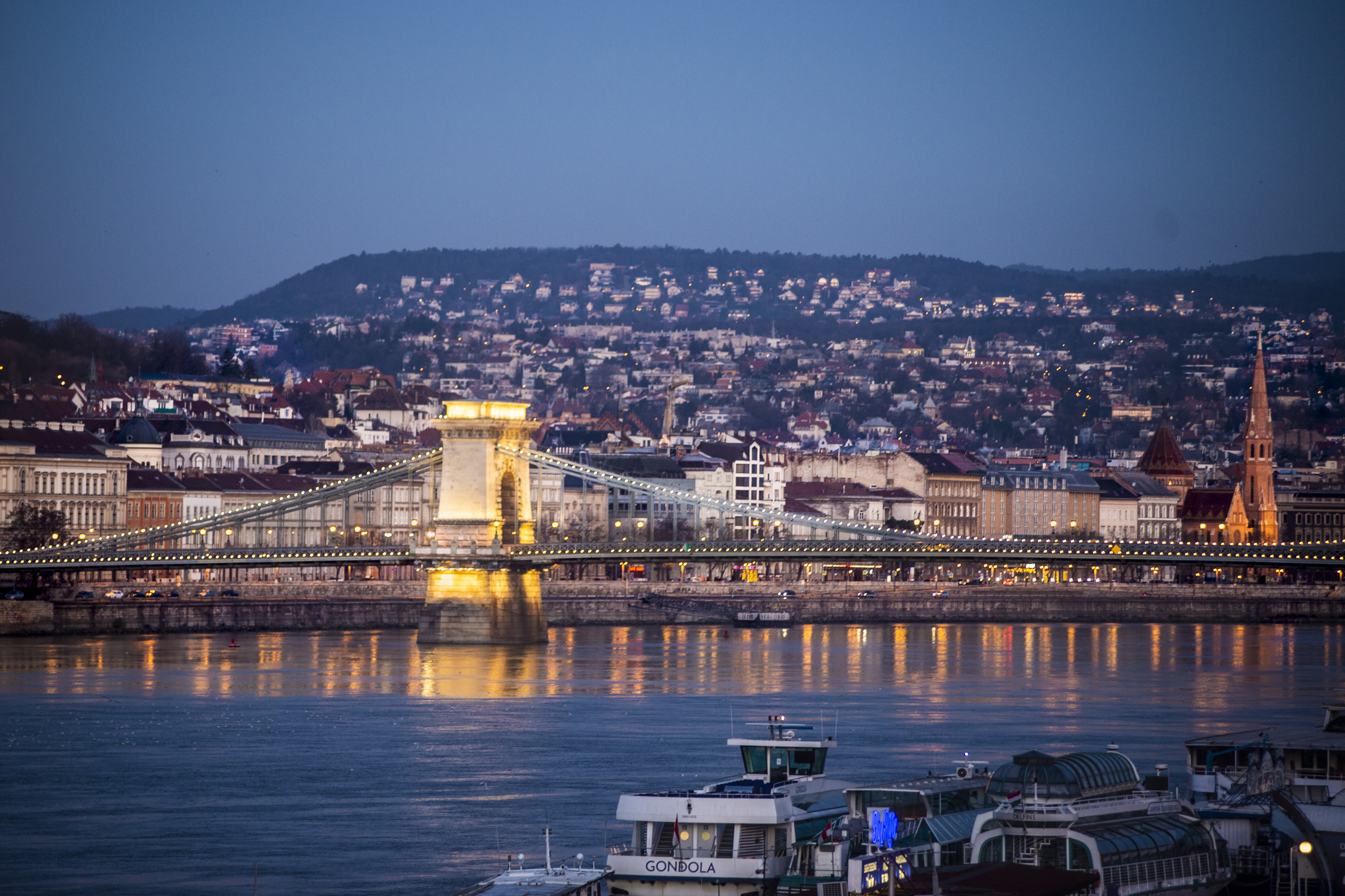 Budapesten is enyhítenek: hétfőtől nyithatnak a teraszok, a strandok és a játszóterek is