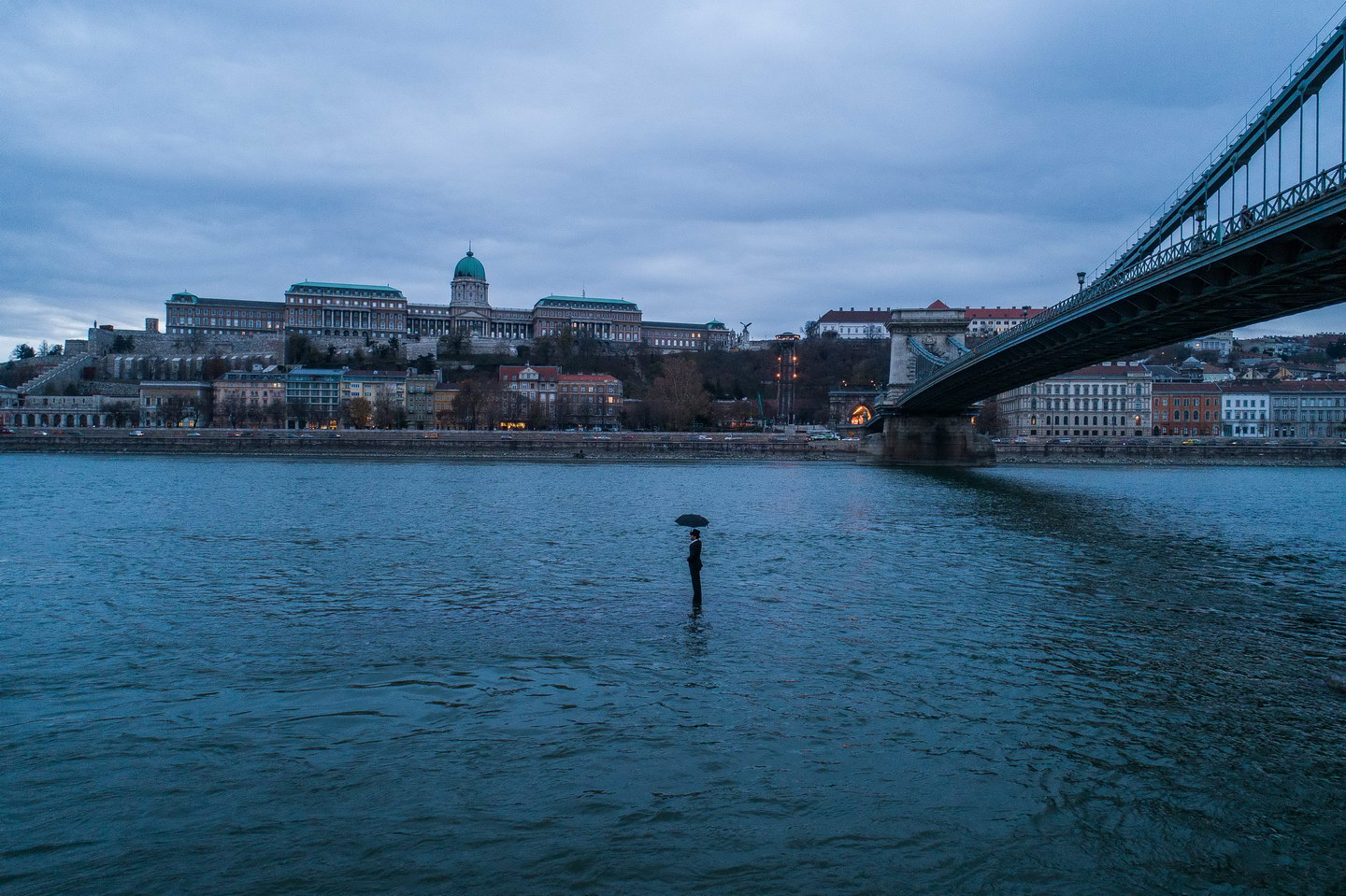 A titokzatos Esernyős Ember újra furcsa helyszínen tűnt fel – ezúttal a Duna közepén