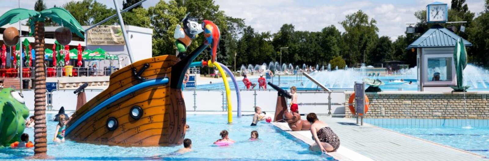 5 budapesti strand és fürdő, ahol a gyerekeket is szuper medencék, izgalmas csúszdák és játékok várják