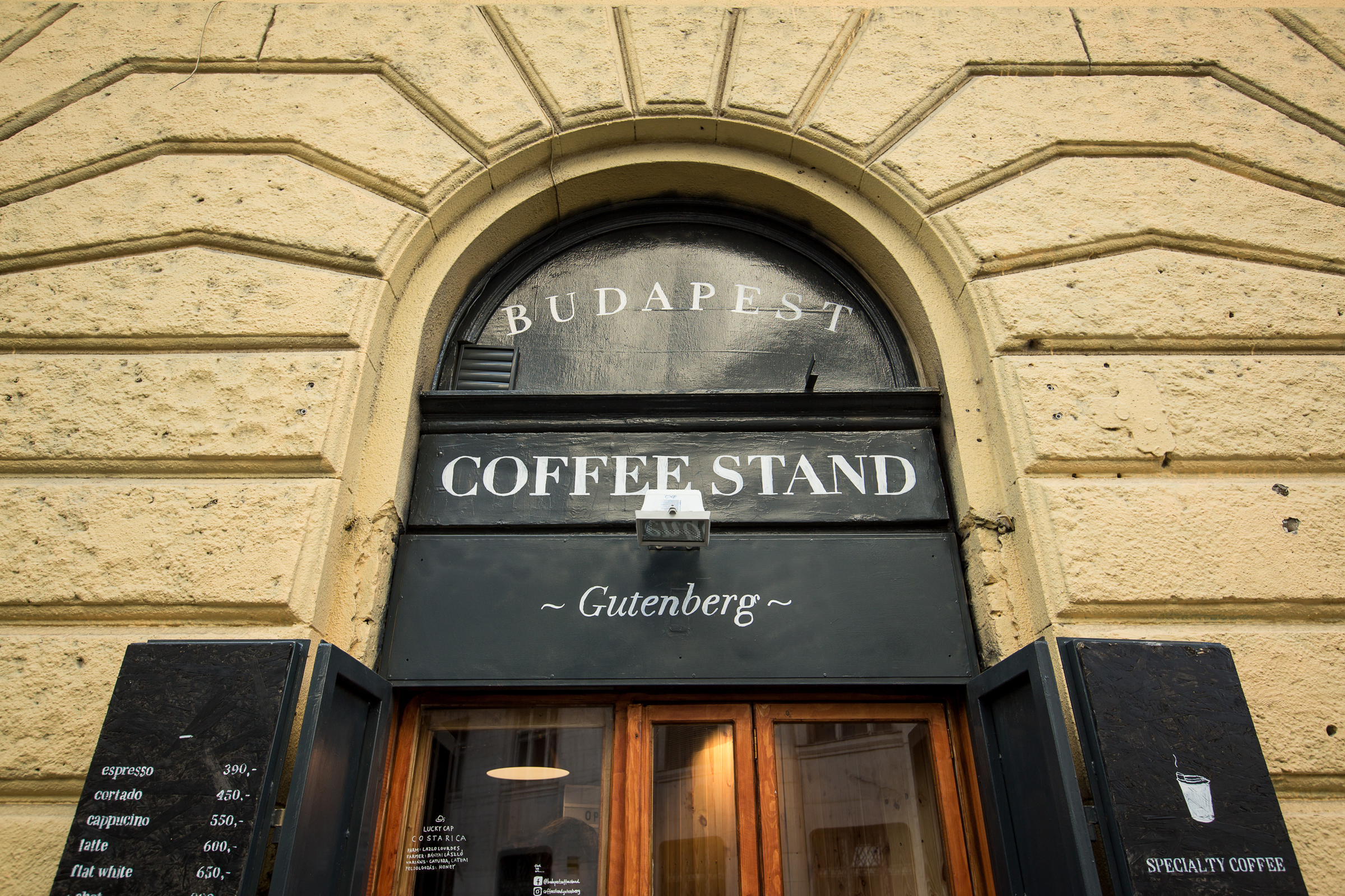 Megtaláltuk Budapest legkisebb újhullámos kávézóját – Coffee Stand Gutenberg