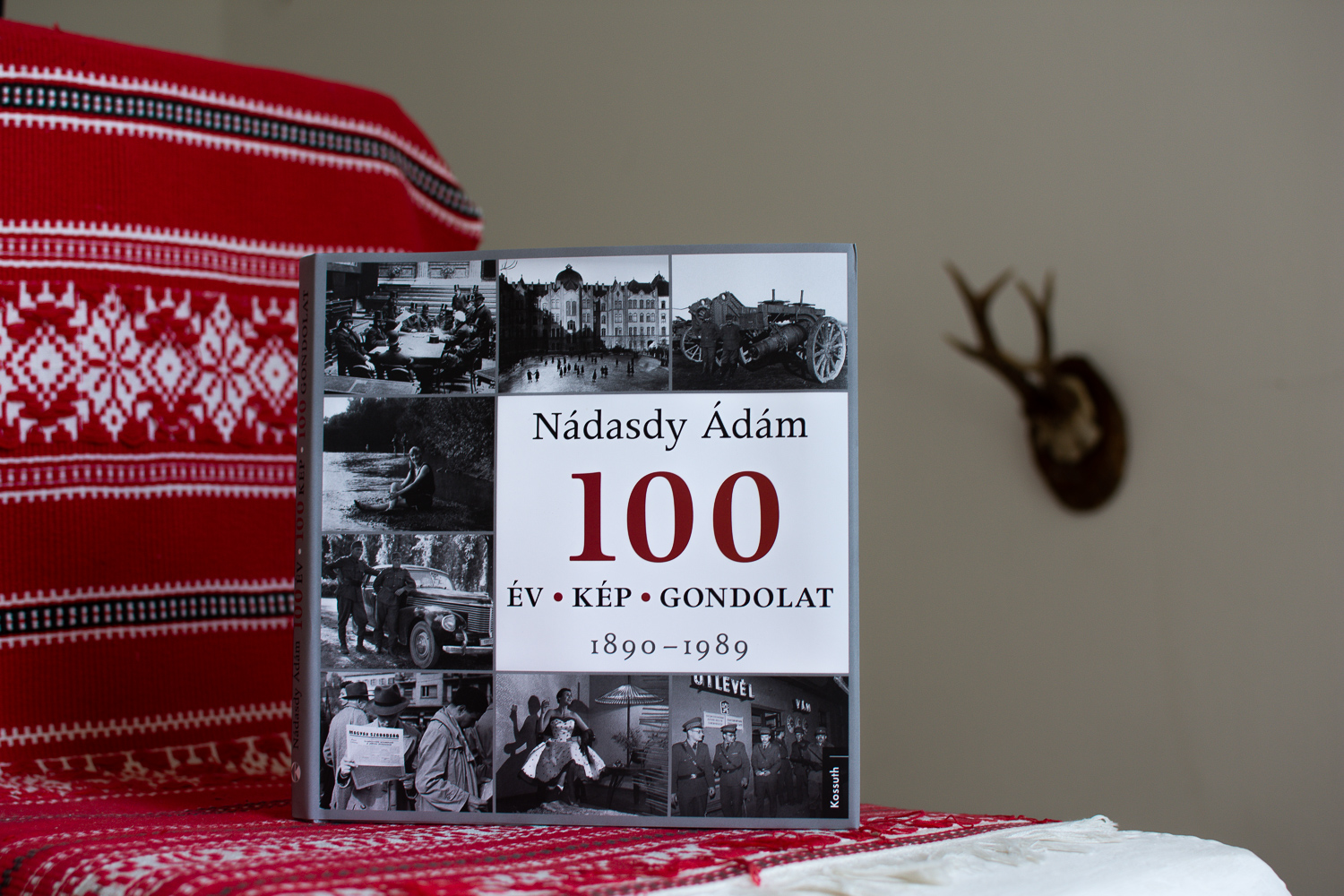 Megjelent a Fortepan és Nádasdy Ádám közös kötete – a  családi fényképnézegetés legszebb perceit idézi