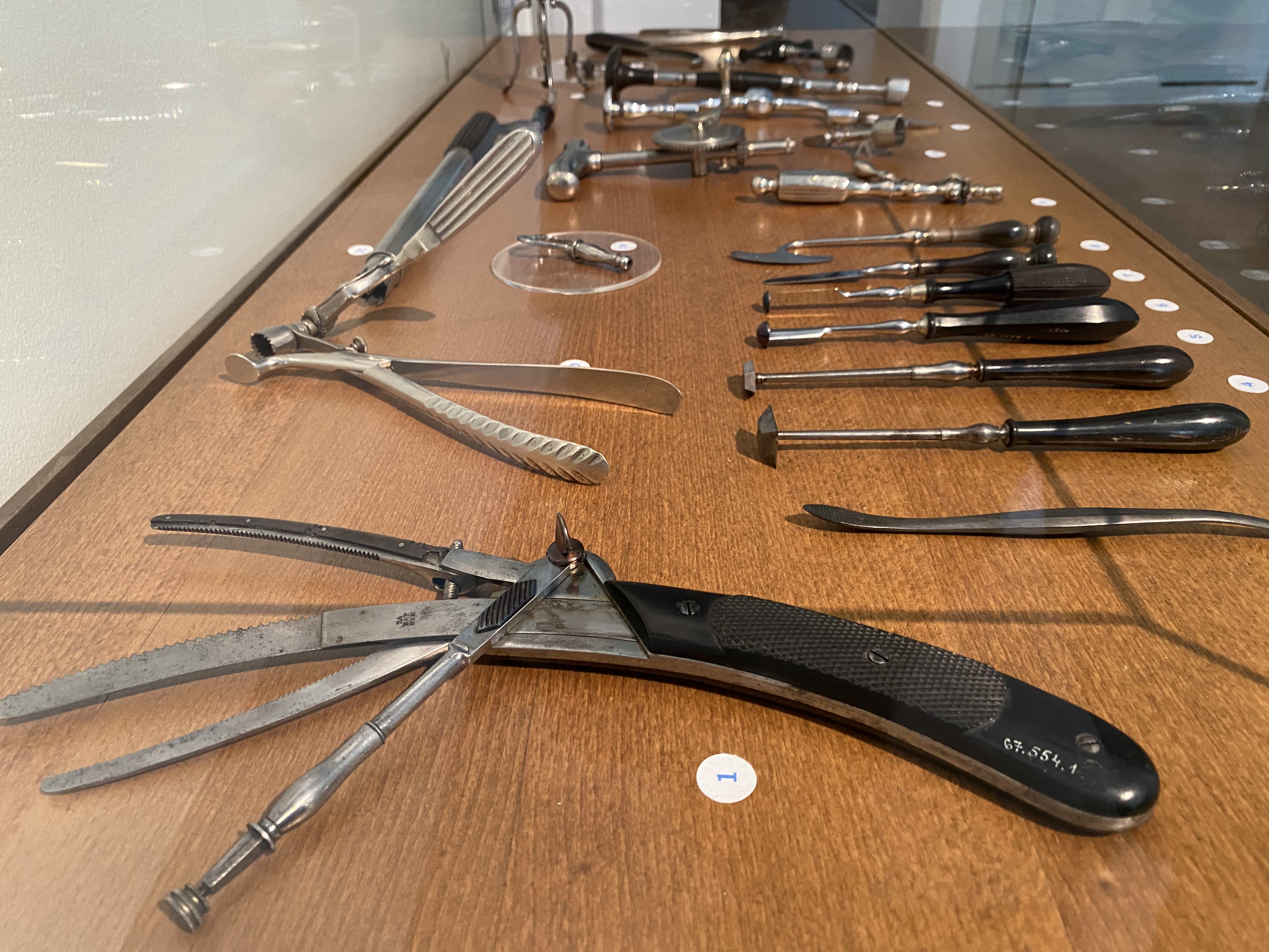 Csak erős idegzetűeknek! – A Semmelweis Orvostörténeti Múzeum sebészetieszköz-kiállításán jártunk