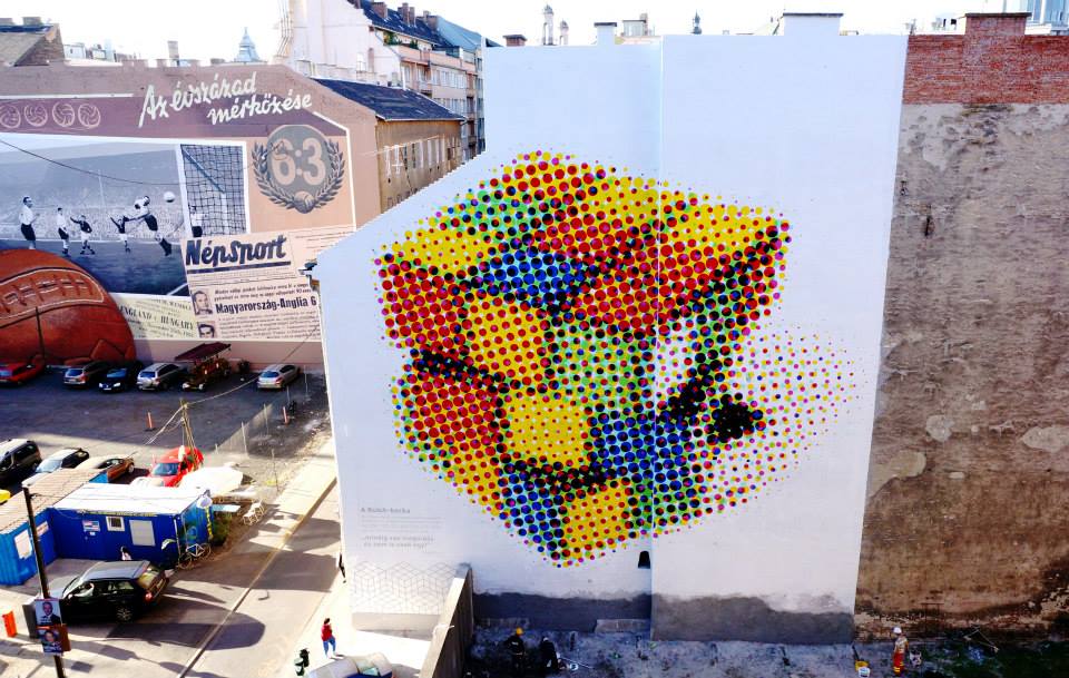 Rubik-kockát ábrázol a 20. Neopaint Works-tűzfalfestmény