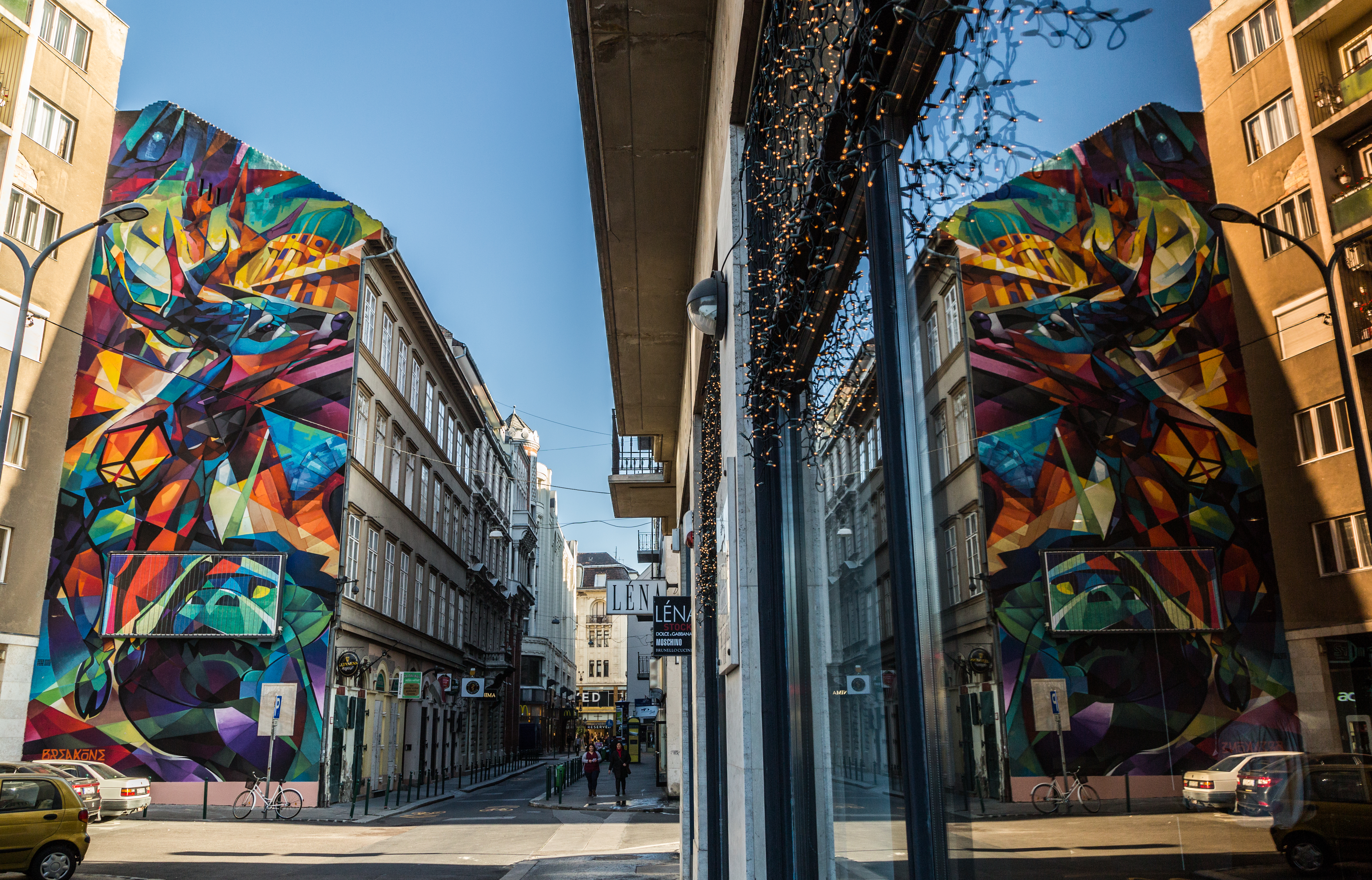 Versenybe szállnak egymással a budapesti színes falak