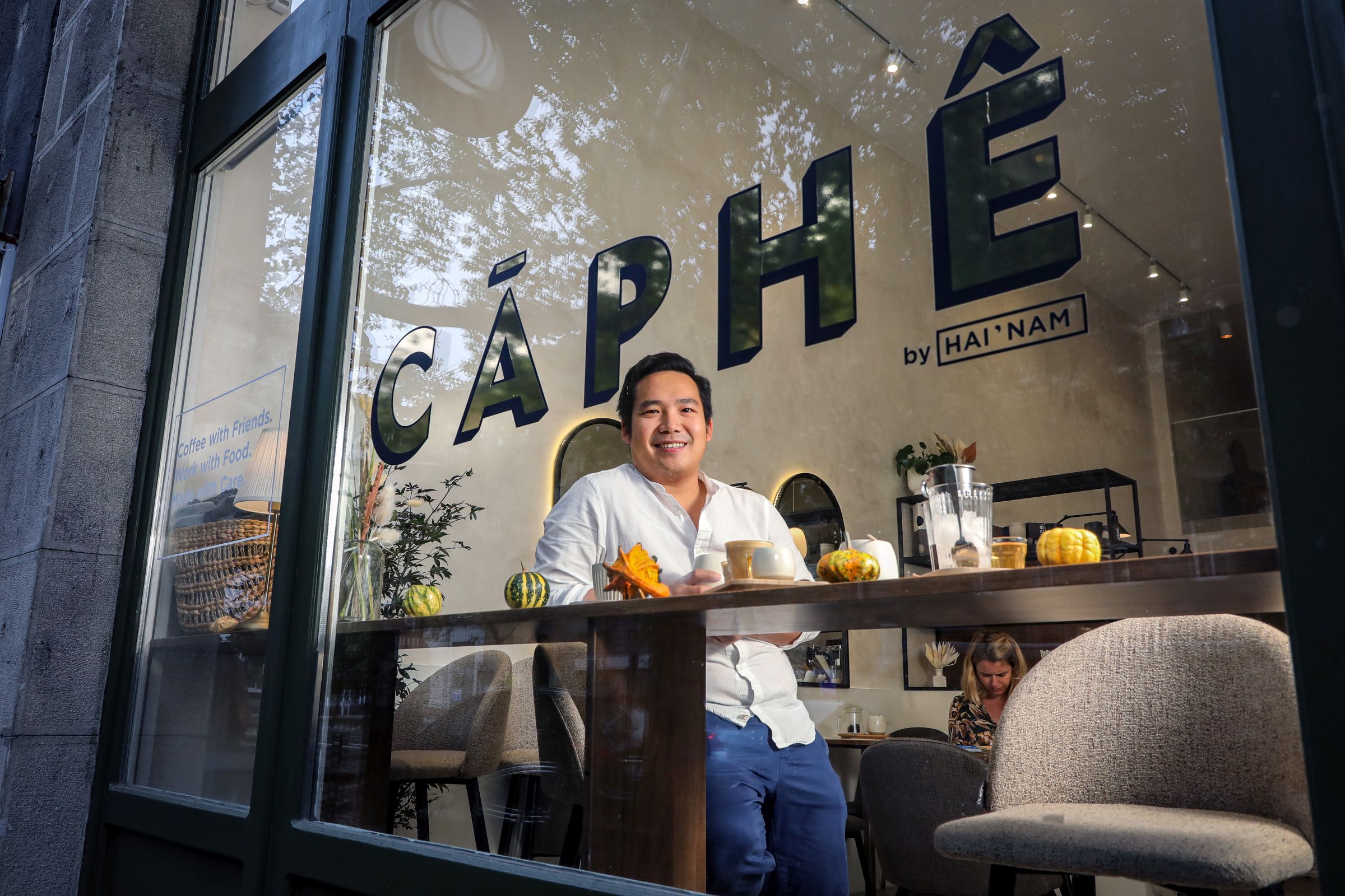„Vietnamban a legjobb kávét a sikátor végén, a harmadik emeleti lukban találod” – a Caphe by Hai Nam tulajdonosával beszélgettünk