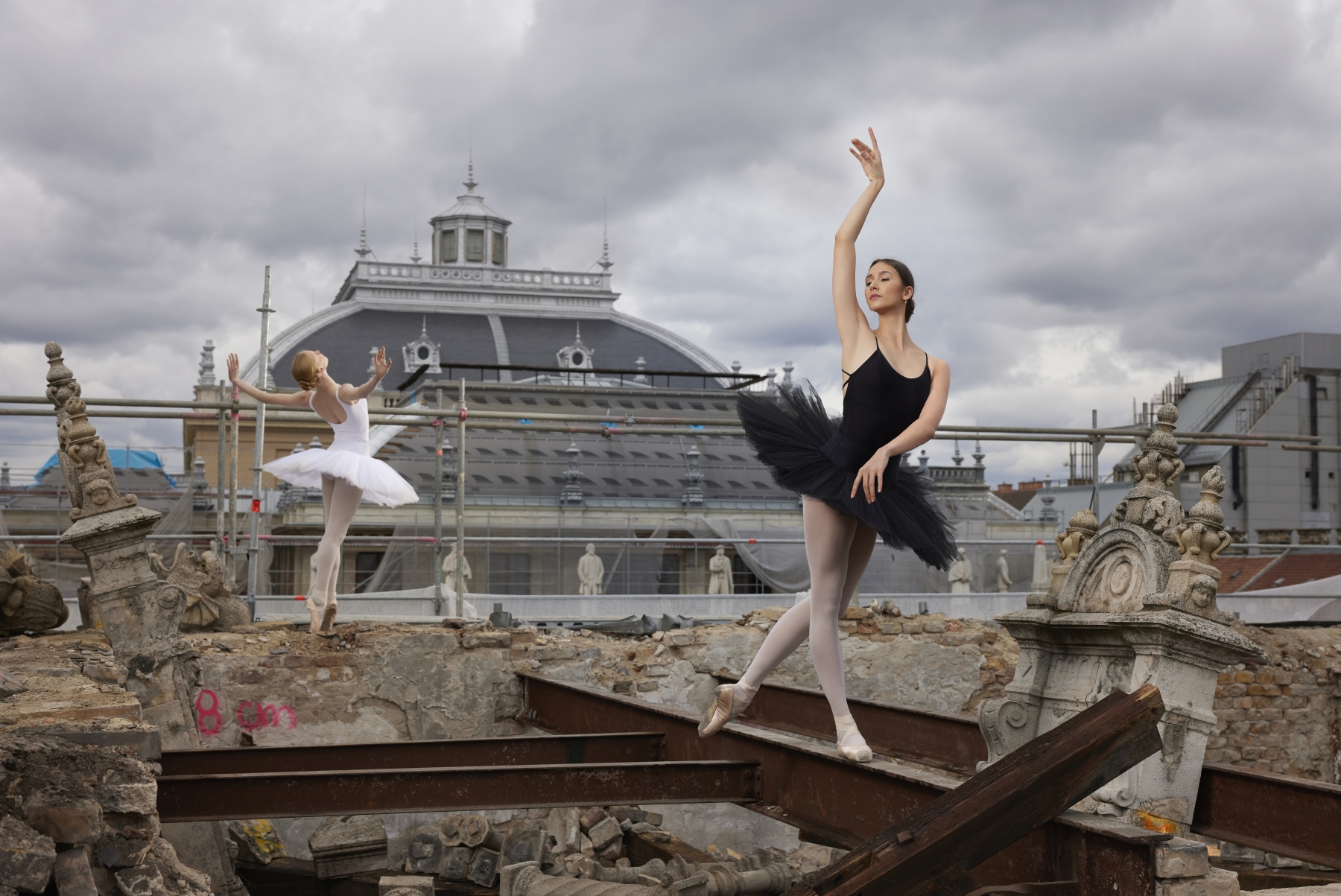 Balerinák a Balettintézet tetején – Ingyenes fotókiállítás nyílt a Szervita téren