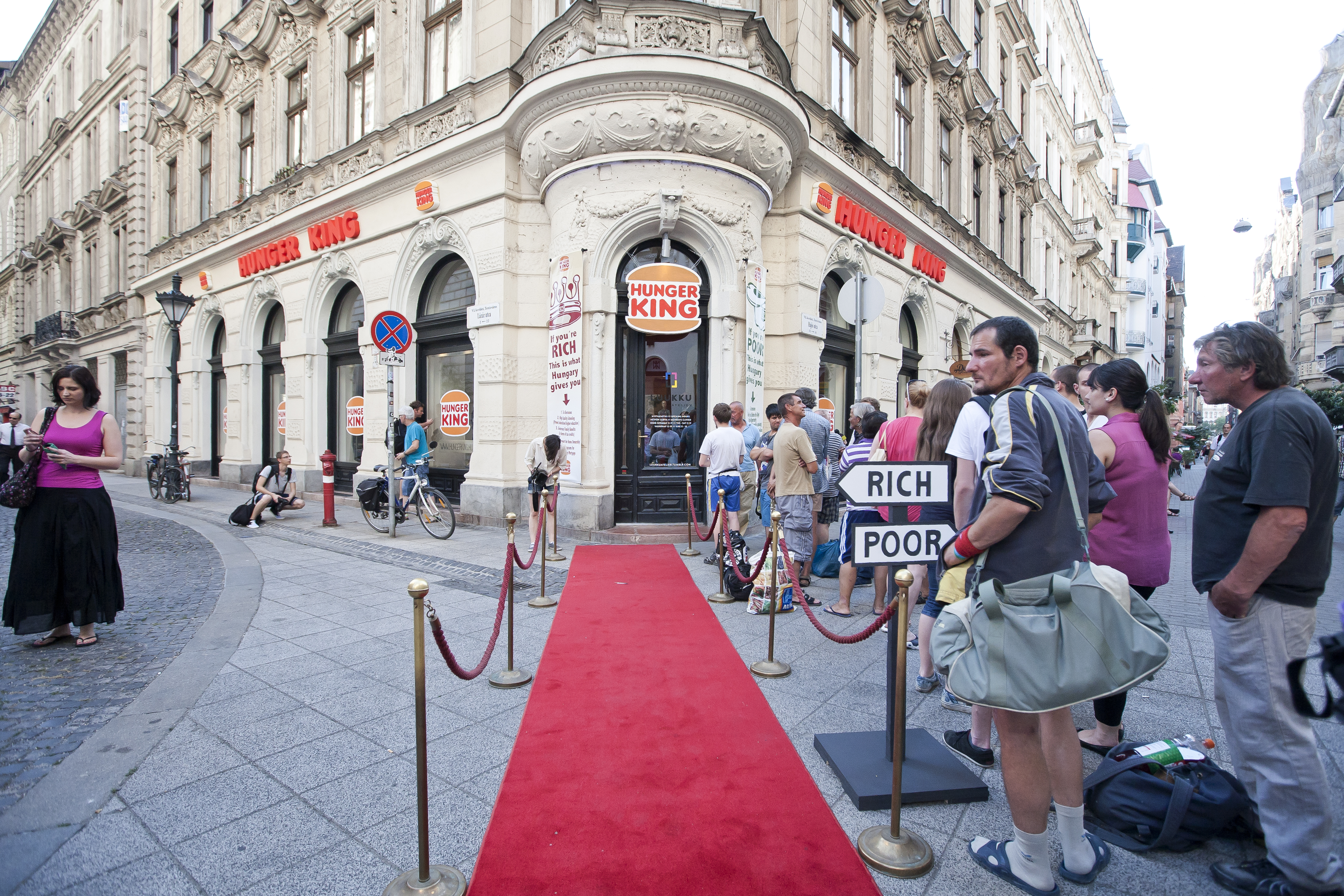 600 000 forintos papírhamburger és jótékonykodás - Kamu gyorsétterem nyílt Budapesten