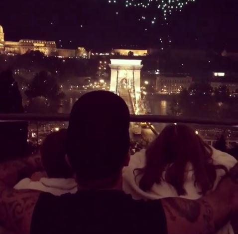 Robbie Williams már Budapesten van – gyerekeivel együtt nézte a tűzijátékot