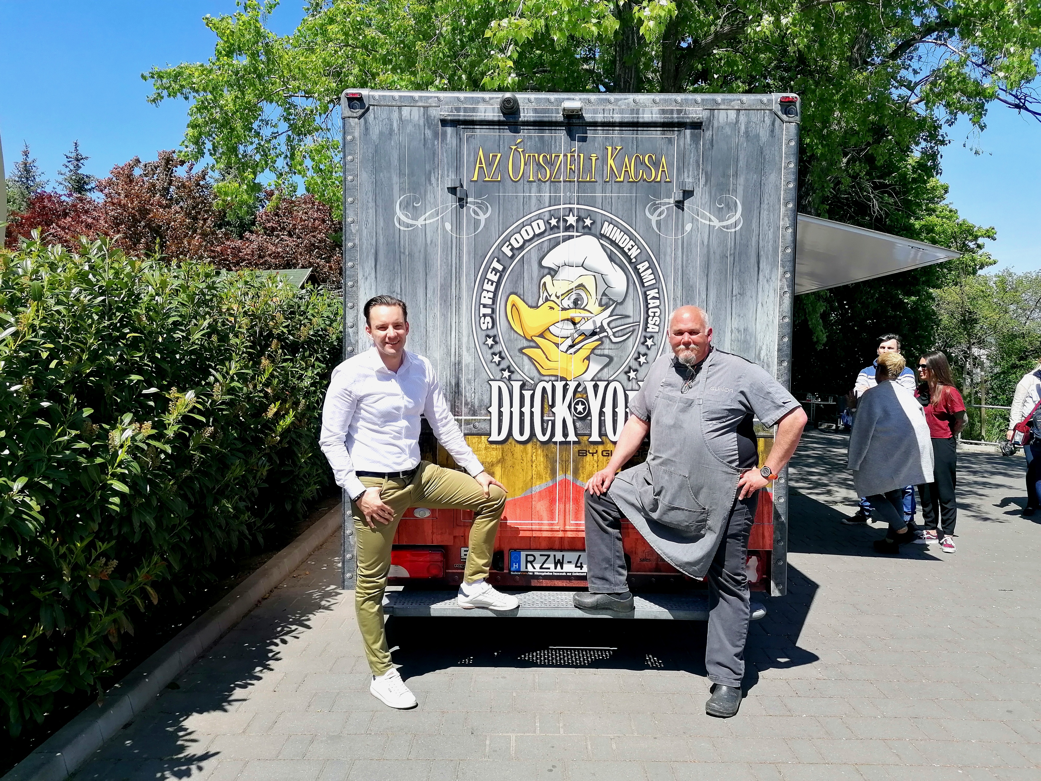 DUCK YOU! – Az Útszéli Kacsa elindult a Gléda parkolójából