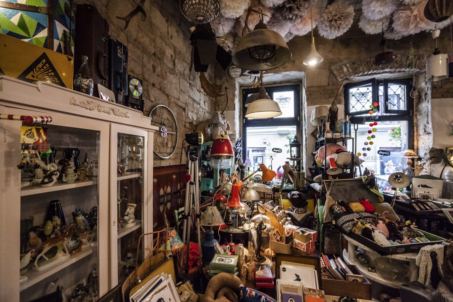 Plüss Amy Winehouse és antik ritkaságok - Szimpla Design Shop