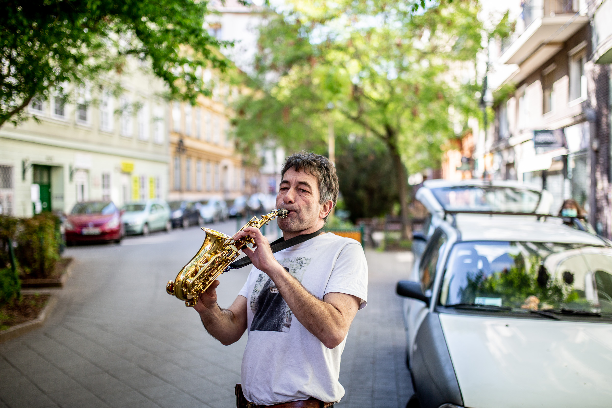 Képeken a Ferencvárost ellepő utcazenészek és közönségük