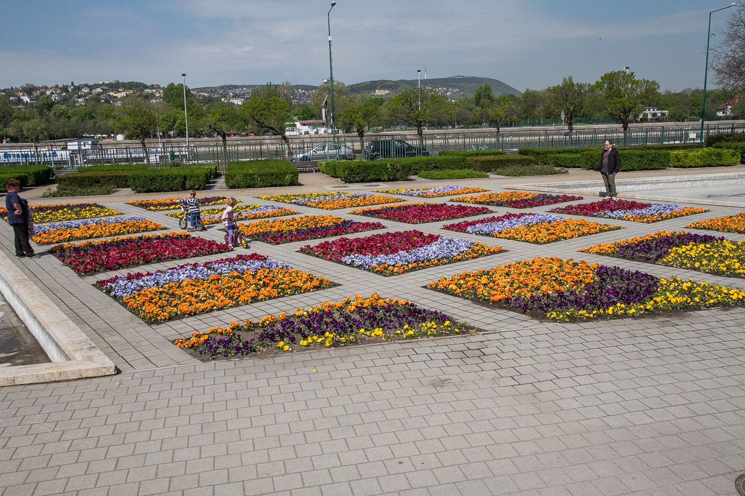 Gyerekek tervezhetik a jövő tavaszi virágágyakat 3 budapesti helyszínen