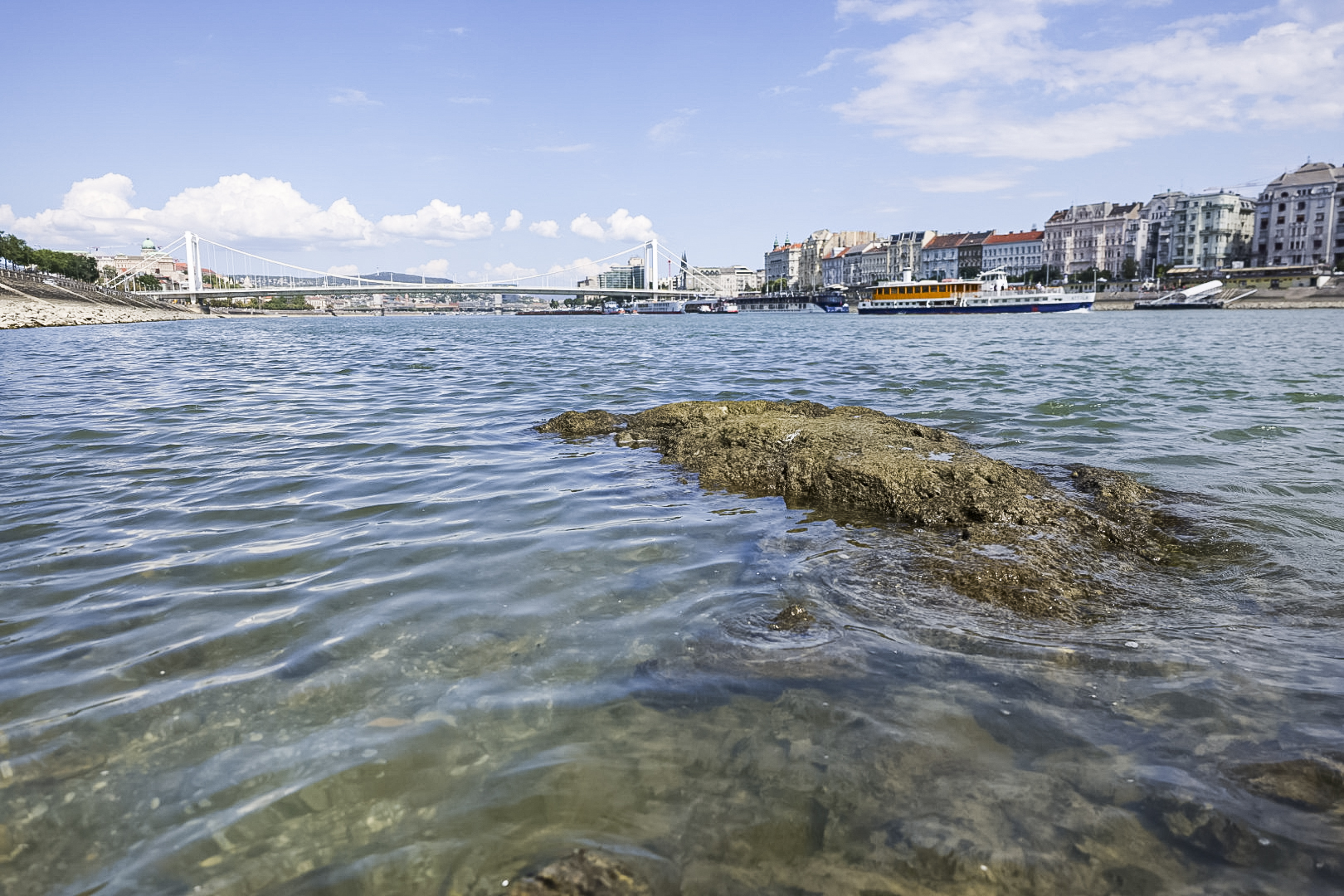 Az aszály miatt újra látható az Ínség-szikla, és sírköveket is találhatunk a Duna-parton