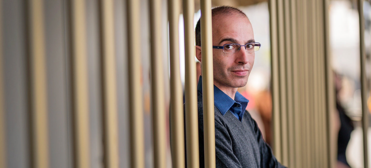Budapesten ad elő Yuval Noah Harari világhírű történész, a Sapiens és Homo Deus szerzője