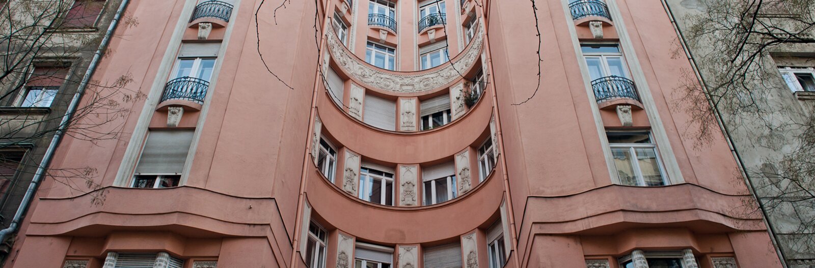 Budapest100: Miről mesélnek a százéves házak? – monumentális homlokzatok nyomában
